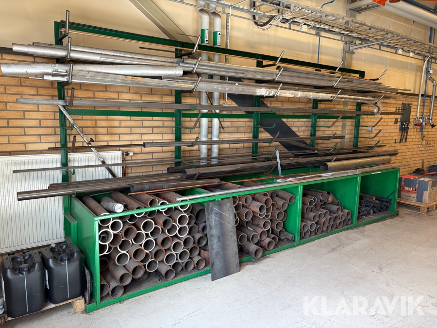 Materialställ med material