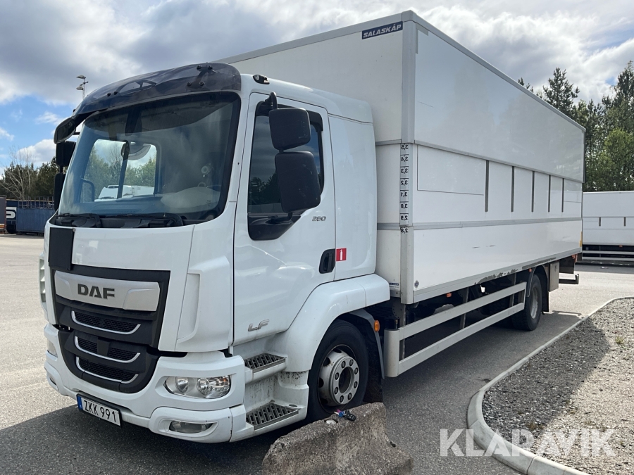 Distributionsbil DAF LF 260 med bakgavellyft och höj & sänkbart skåp