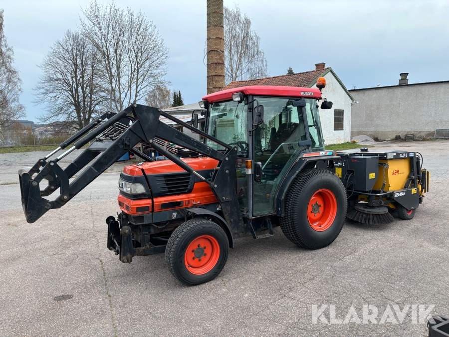 Redskapsbärare Kubota L4200 HST med många redskap
