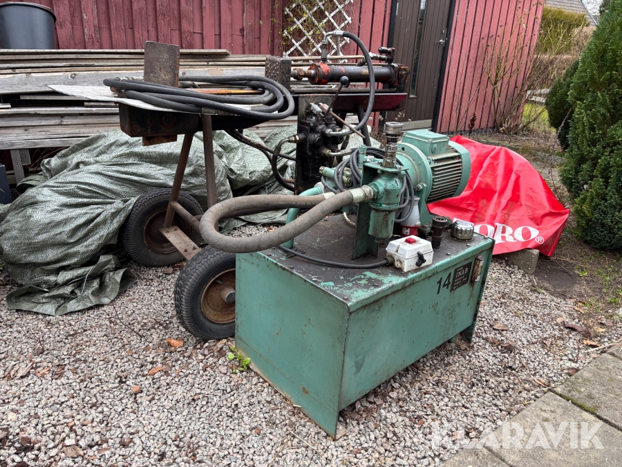 Vedklyv med hydraulpump, tank