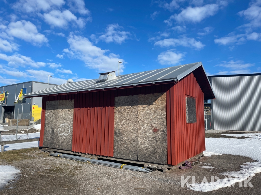 Attefallsstuga med plåttak
