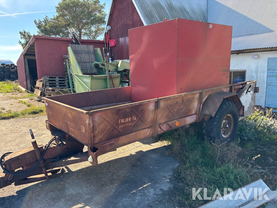 Vagn med vattentunna