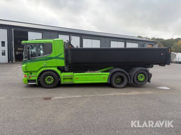 Lastväxlare Scania P 320 6x2 med flak