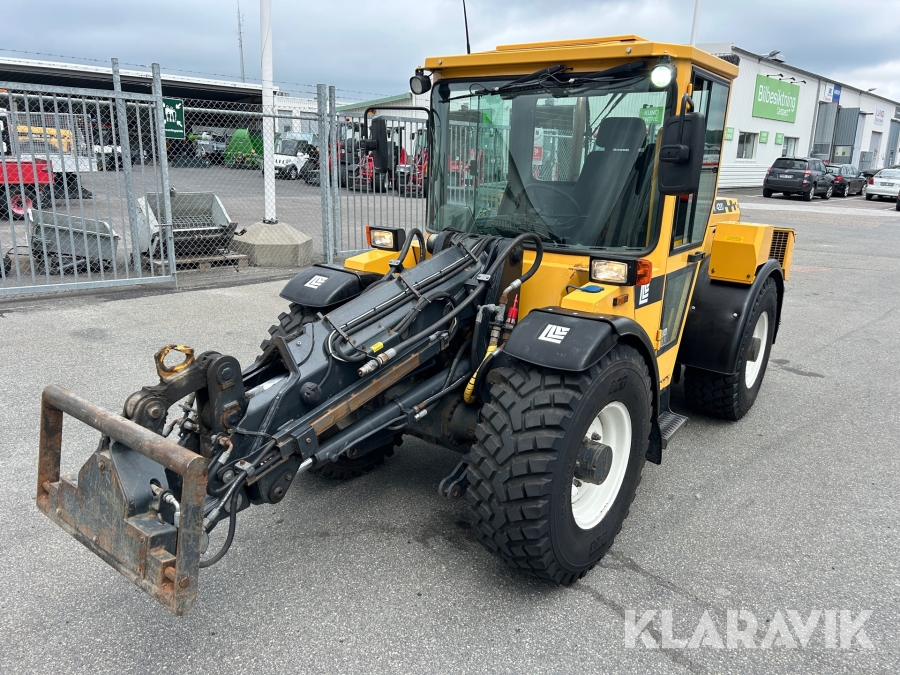 Redskapsbärare Lundberg 4220 med vikplog & spridare