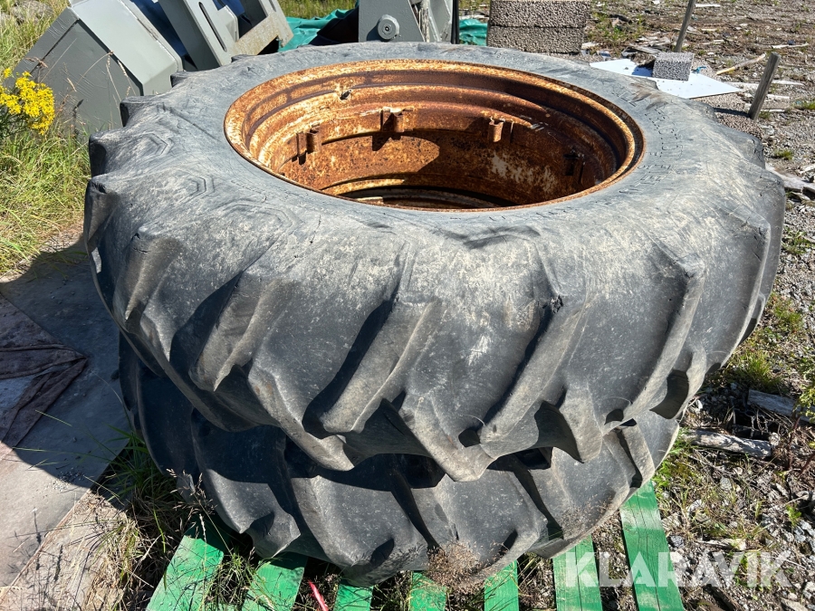 Traktordäck på fälg Firestone 16,9-34 2 st