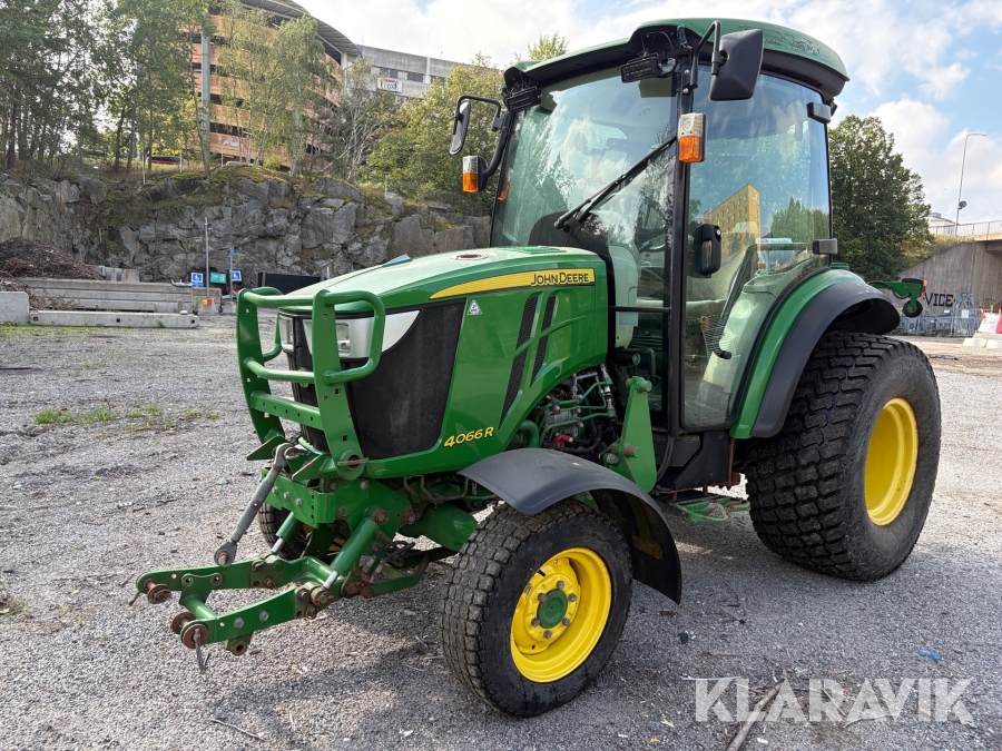 Redskapsbärare John Deere 4066R med lastarm, vikplog, sopvals