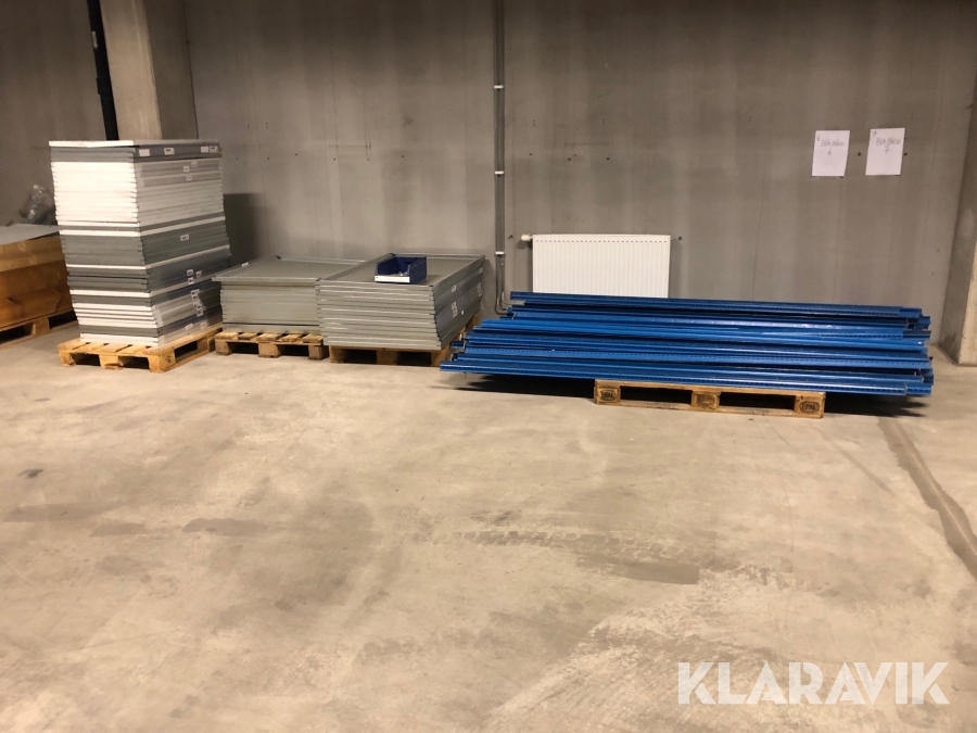 Parti med Plåthyllor