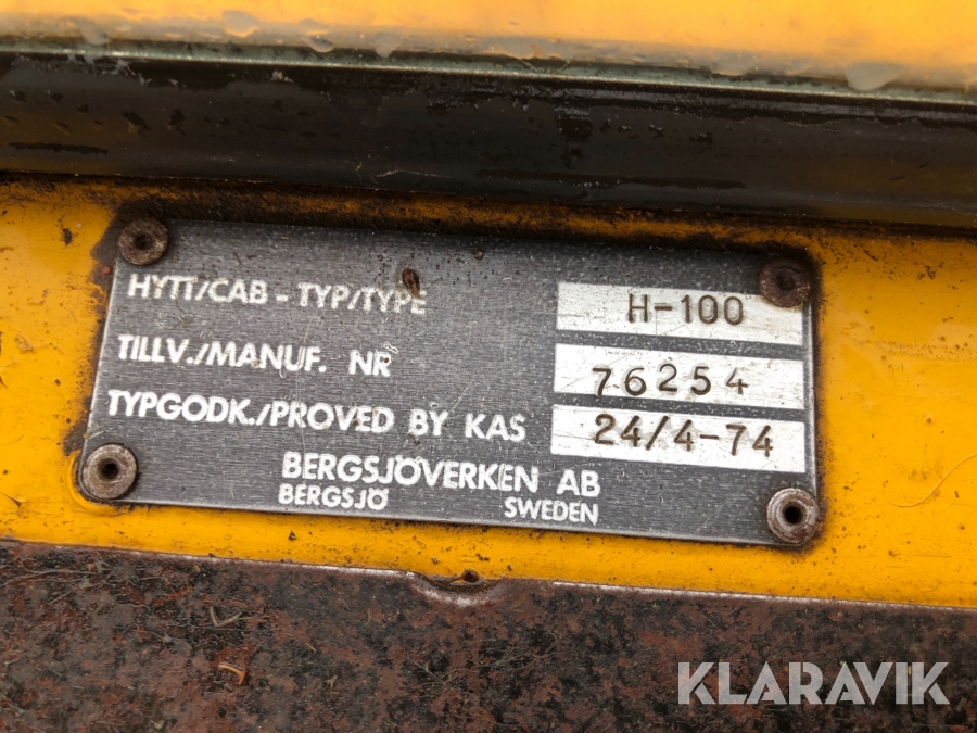 Traktorgr盲vare Volvo BM 616B med flera redskap
