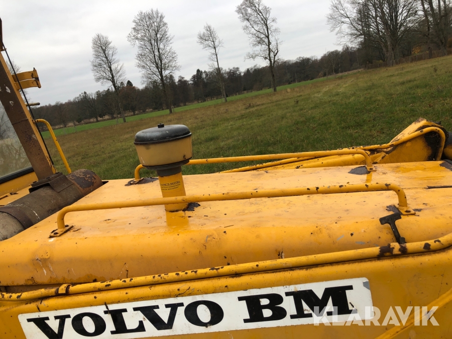Traktorgr盲vare Volvo BM 616B med flera redskap