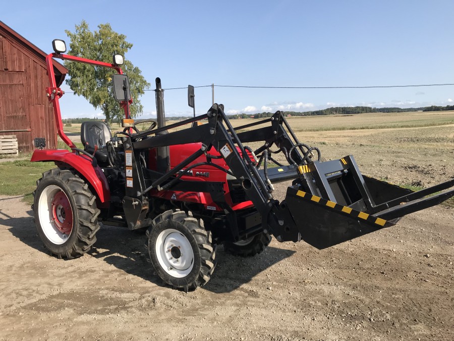 Traktor med lastare  (141 drifttimmar)