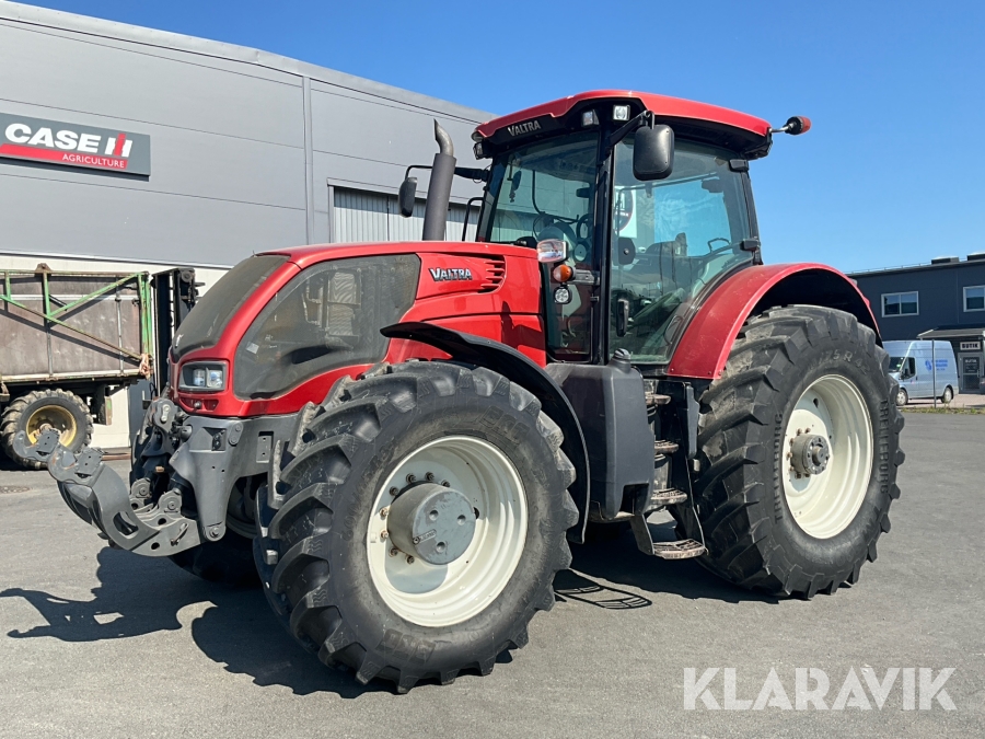 Traktor Valtra S262 med frontlyft