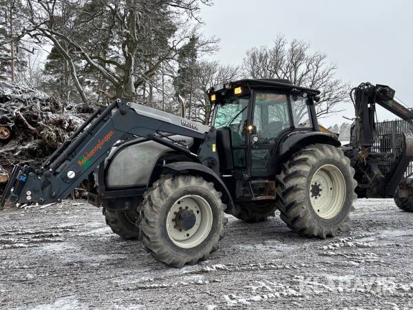 Midjestyrd Valtra XM130-4 med lastare