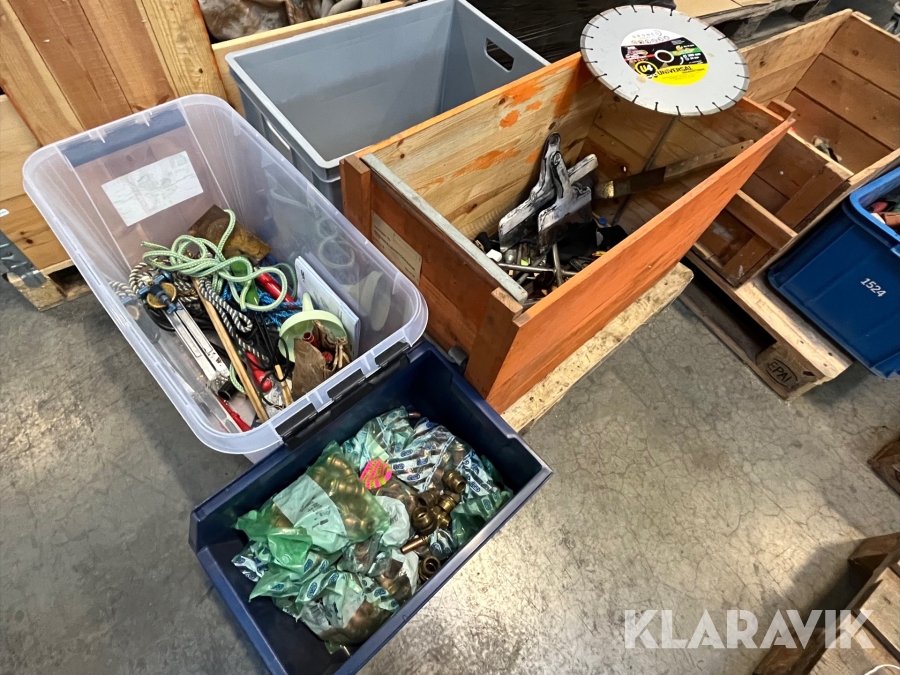 Lådor med blandar innehåll