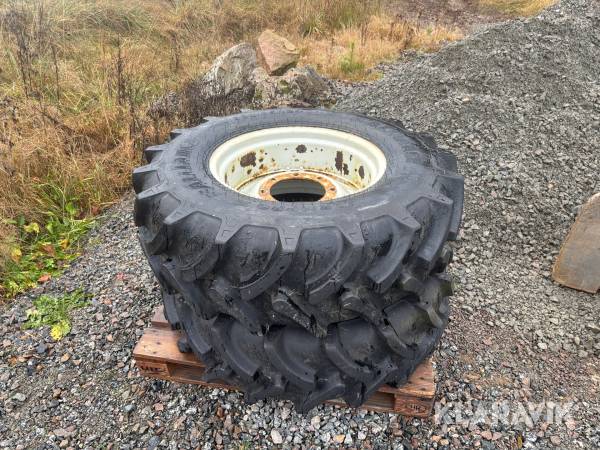 Traktordäck med fälg fram och bak