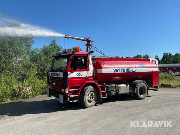 Brandbil med tank och vattenkanon Scania P92