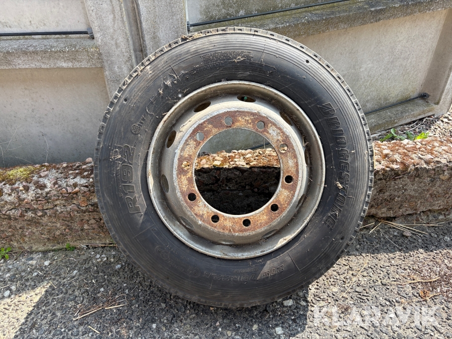 Lastbilsdäck på fälg 275/70R22.5