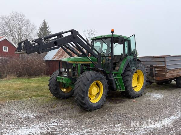 Traktor John Deere 6900 med frontlastare.
