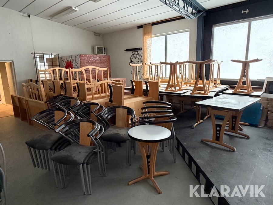 Stort parti med stolar, bord och sittbänkar