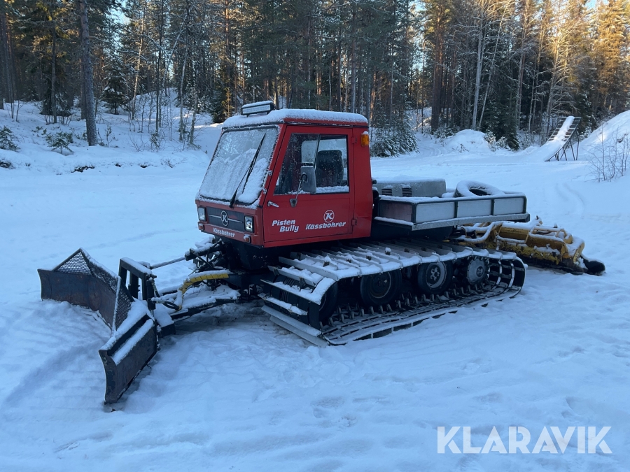 Pistmaskin Kässbohrer Pistenbully PB 100 D med fräs