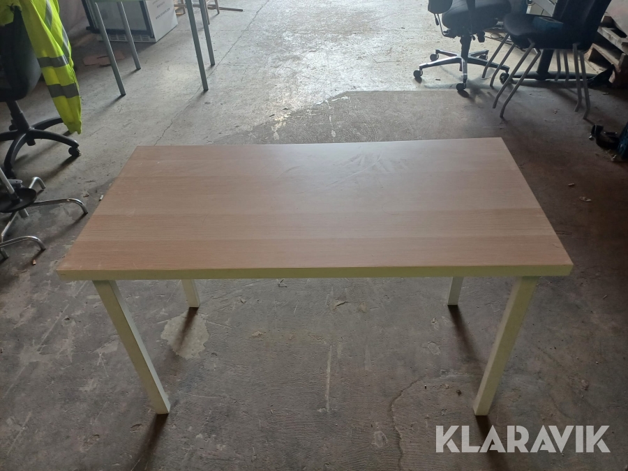 Rektangulärt skrivbord