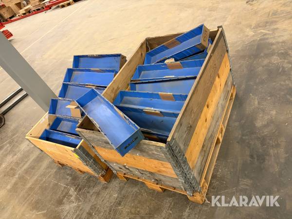 Parti med plast lådor