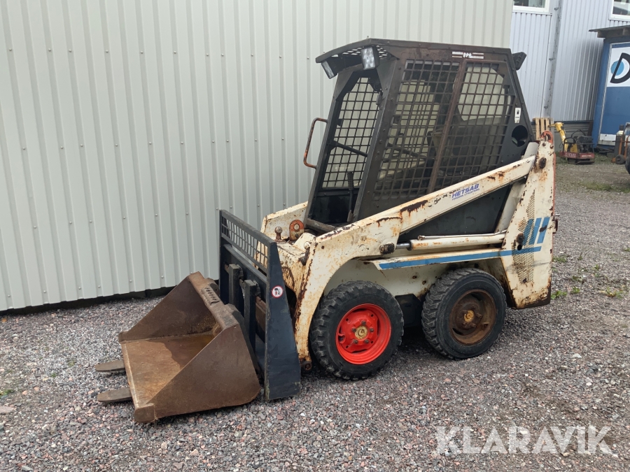 Kompaktlastare Bobcat 443 med skopa och gafflar