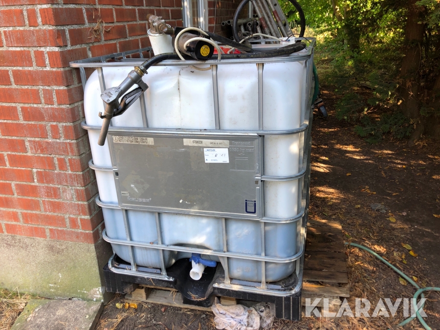 IBC med 400 l eldningsolja Pump