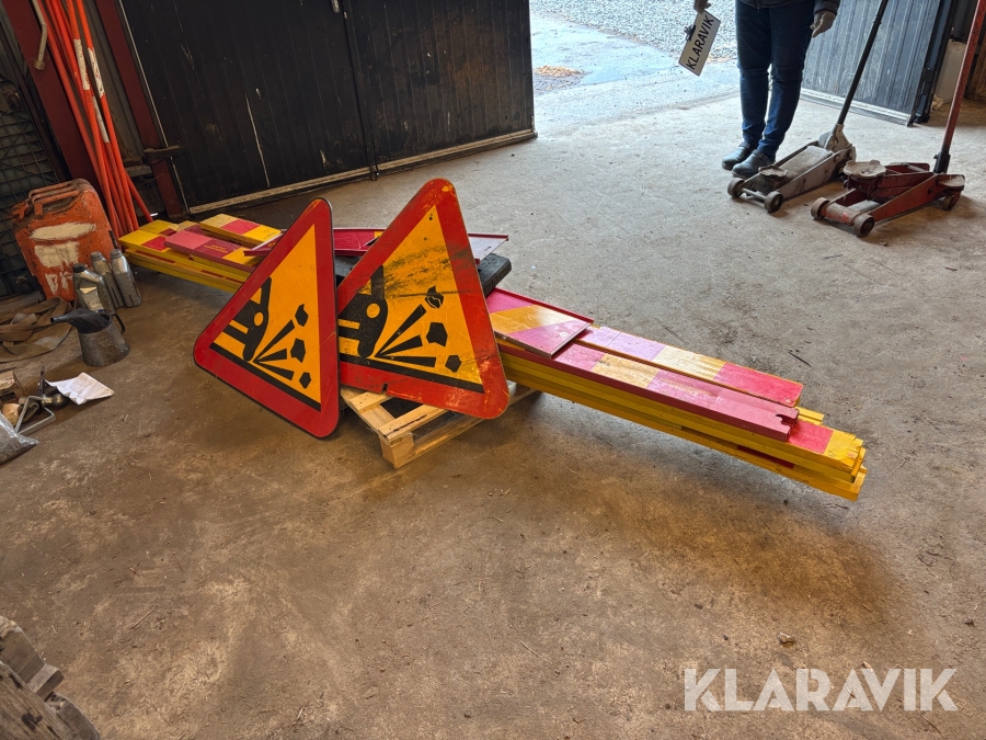 Vägskyltar & avspärrningsstaket