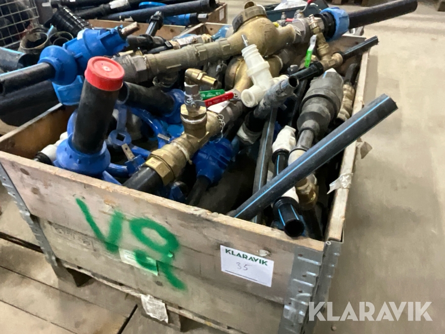 Parti med avstängningsventiler och vattenmätare