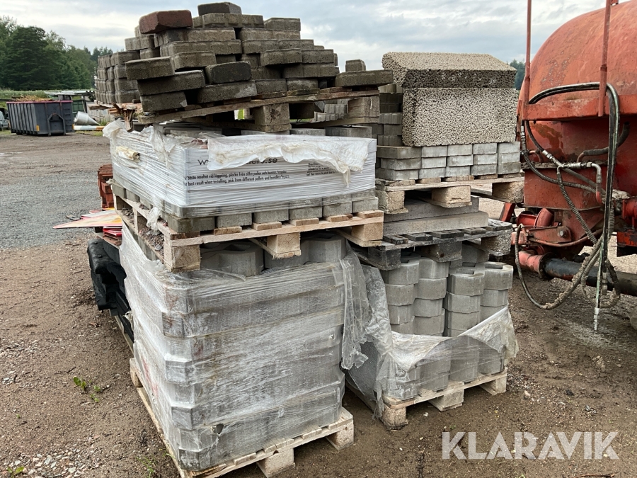 Parti med gräsarmering, marksten och fasadtegel