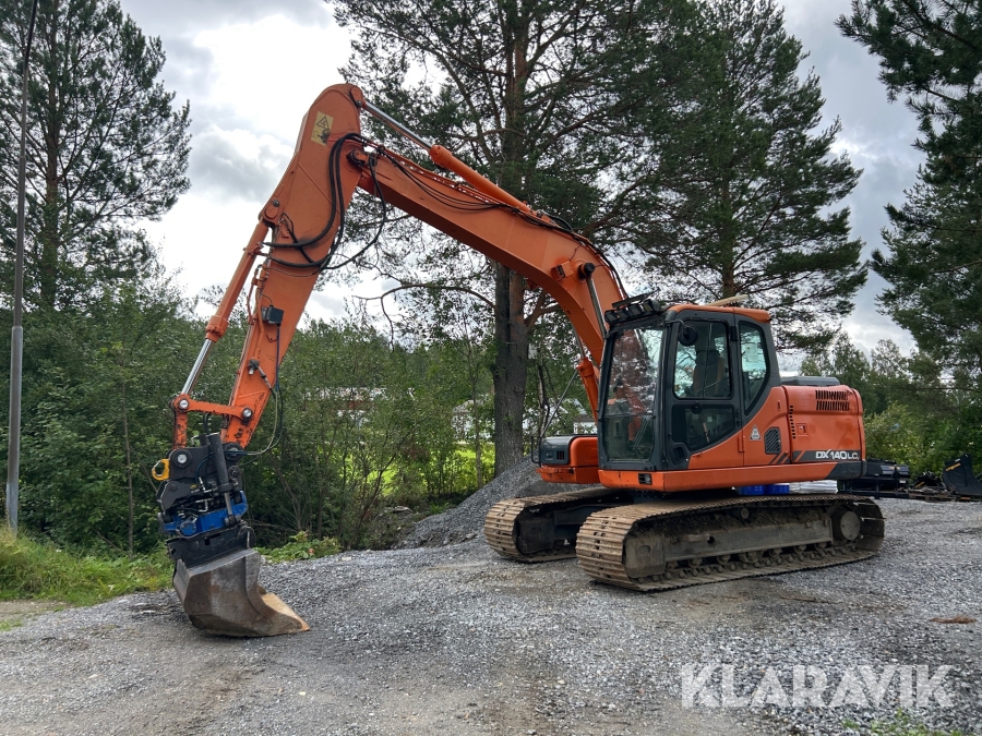 Grävmaskin Doosan DX140LC med redskap