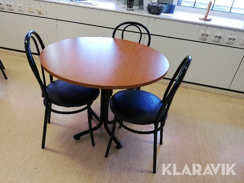 Runt bord i trä 5st bord och 12 stolar 