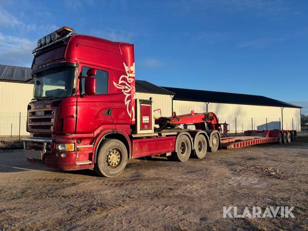 Tungdragare Scania R560LB8X4*4HHA med 4-axlad Maskintrailer