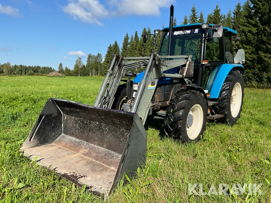 Traktor New Holland 5635 med skopa och gafflar