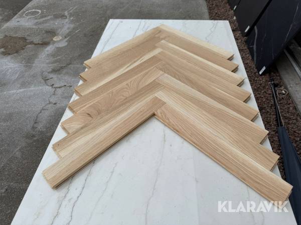 Massiv fiskbensparkett 68 kvm