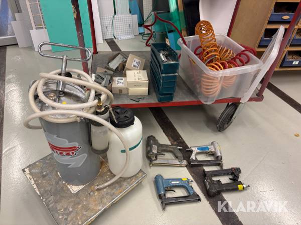 Tryckkärl till trälim, rengöringsspruta + diverse slangar & spik/klammerprisoler