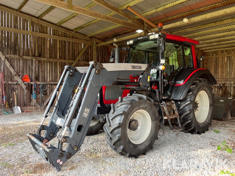 Traktor Valtra N92 med frontlastare och redskap