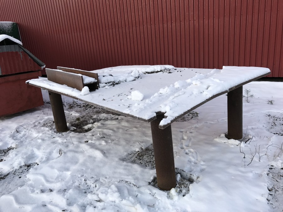 Bänk i kraftig plåt 