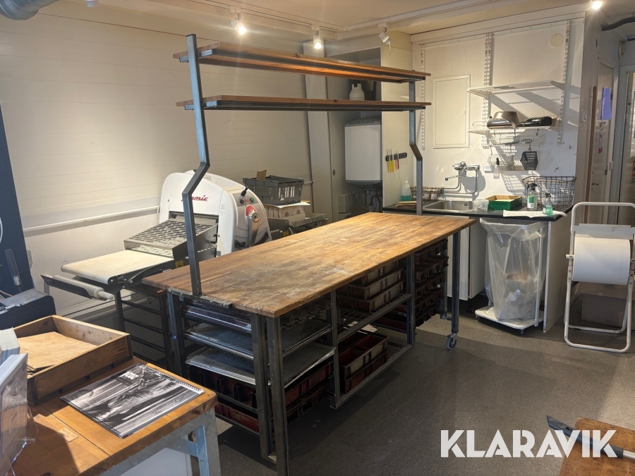 Bageribord på hjul med brödkorgar