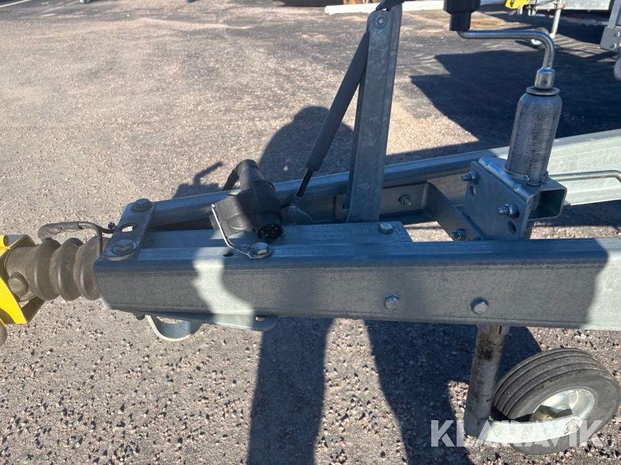 Släp med bevattningstank Fogelsta K-Vagnen 1300 kg