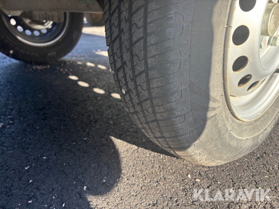 Släp med bevattningstank Fogelsta K-Vagnen 1300 kg