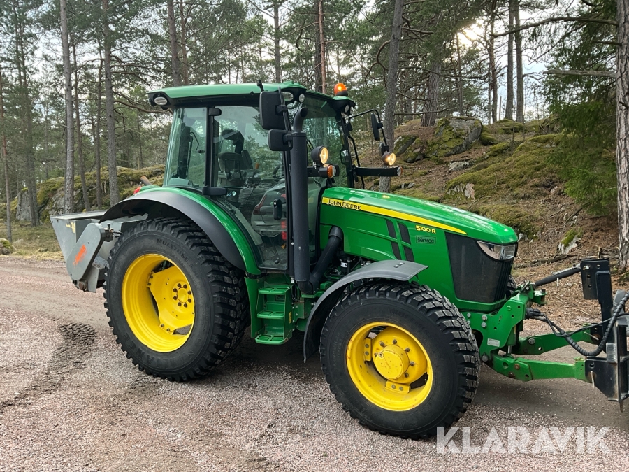 Traktor John Deere 5100R med Vikplog och Sandspridare