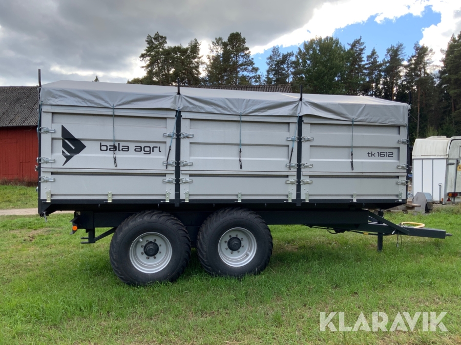 Uning uzun sikini soradi va sikadi Shifokorning sevgilisi uning qinini tekshirmoqda.