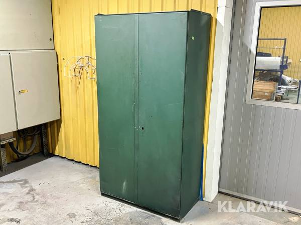 Plåtskåp med flyttbara hyllplan