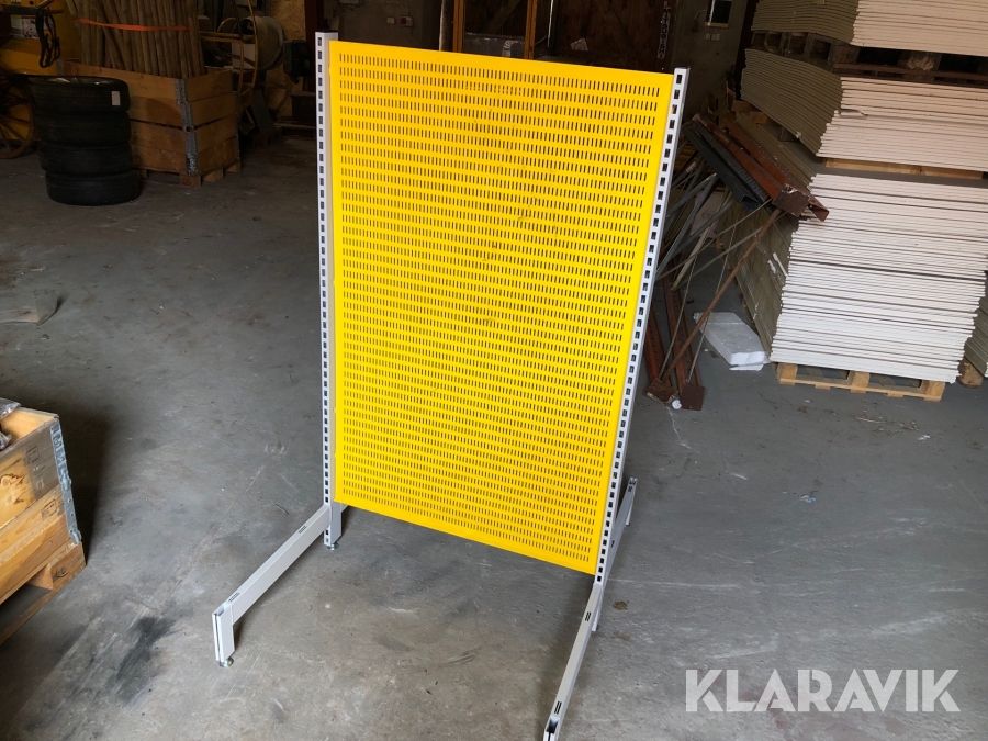 Butiksinredning med plåt och spjut