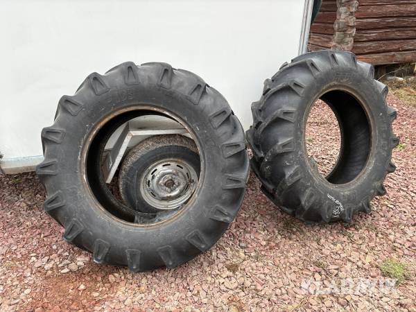 Traktordäck BKT TR-135 13.6-24 8 lager, 2st med slang