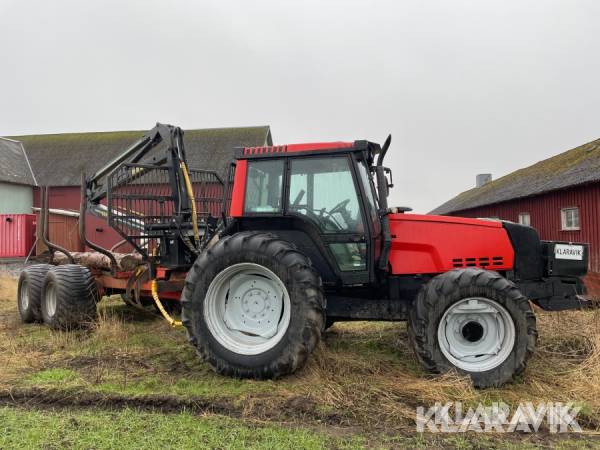 Skogsekipage Traktor Valtra 6350-4 med skogskärra Weimer RDM14 Mowi 400 kran