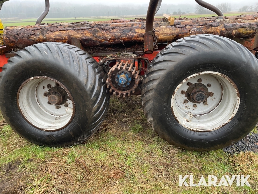Skogsekipage Traktor Valtra 6350-4 med skogskärra Weimer RDM14 Mowi 400 kran
