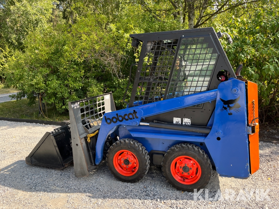Kompaklastare Bobcat 463 med skopa och gafflar
