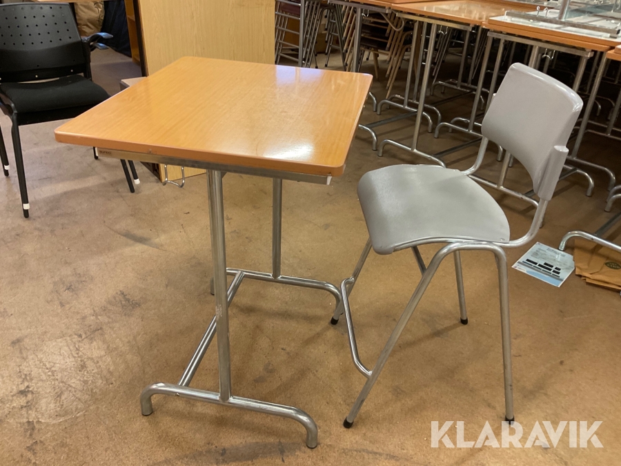 Höga skolbänkar med stolar 25 st